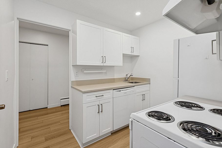 879 Westview Crescent North Vancouver, BC - 11