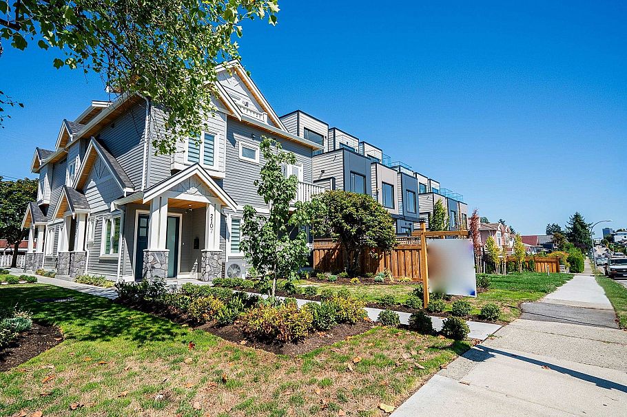 2107 E 33rd Avenue Vancouver, BC - 26