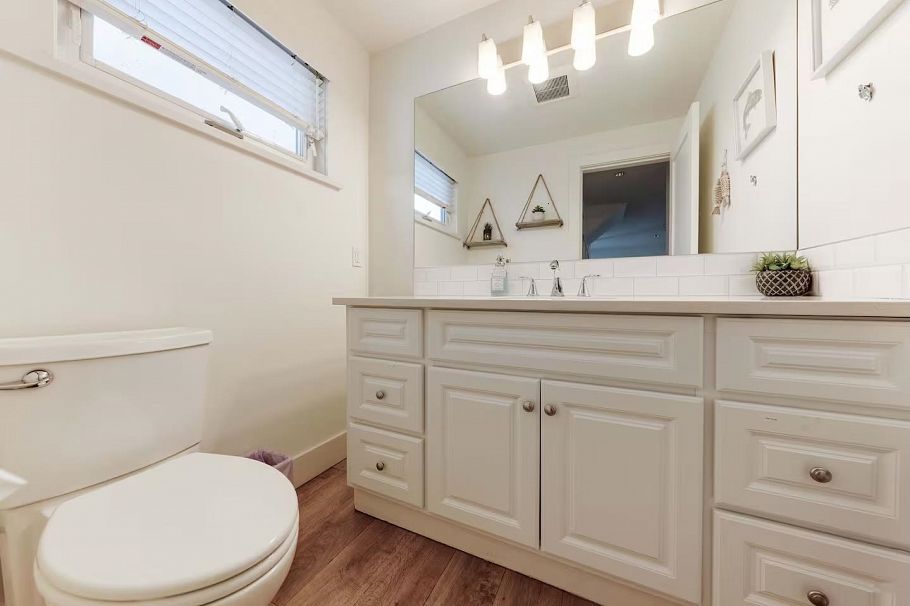 A015 415 Esplanade Avenue North Vancouver, BC - 23