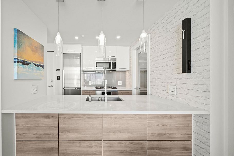 3705 928 Beatty Street Vancouver, BC - 4