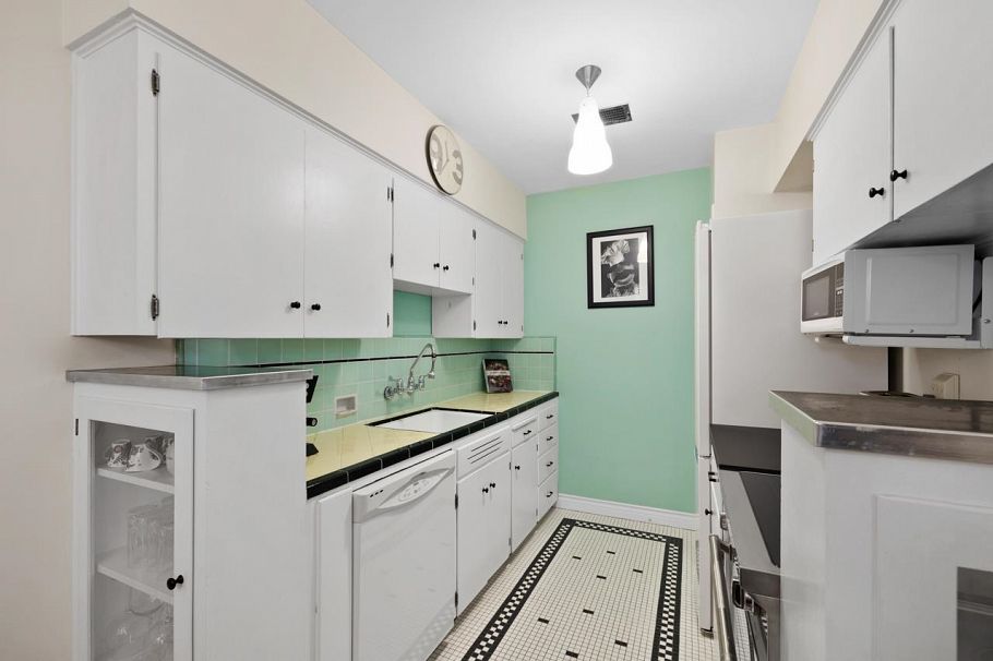 204 1565 Burnaby Street Vancouver, BC - 9