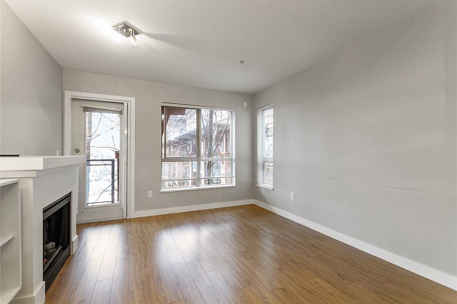 310 1633 Mackay Avenue North Vancouver, BC - 2