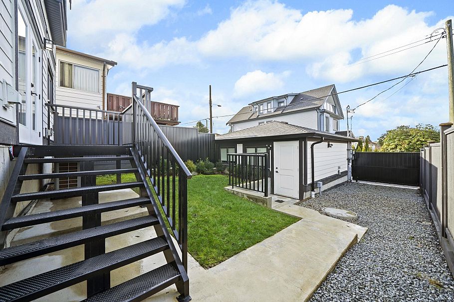 3192 E 23rd Avenue Vancouver, BC - 30