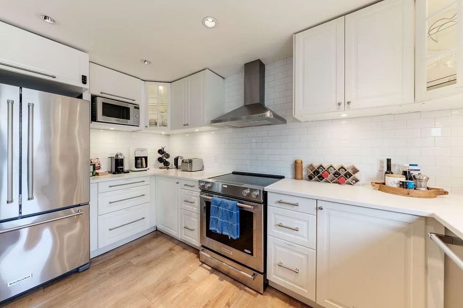 A015 415 Esplanade Avenue North Vancouver, BC - 2