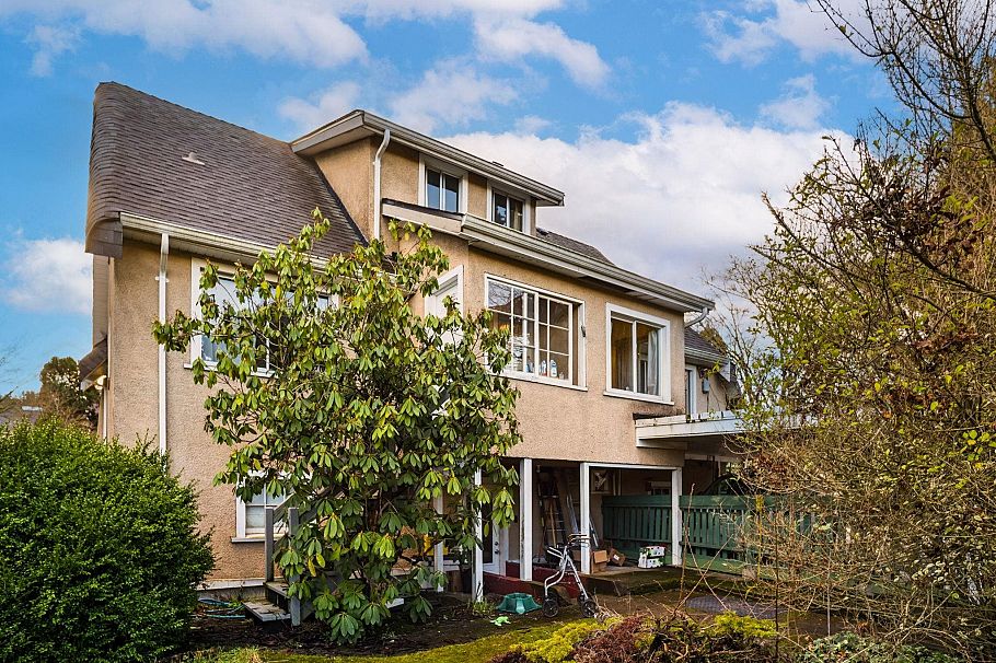 475 W 27th Avenue Vancouver, BC - 27