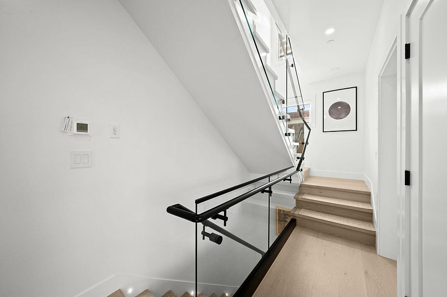 3192 E 23rd Avenue Vancouver, BC - 18