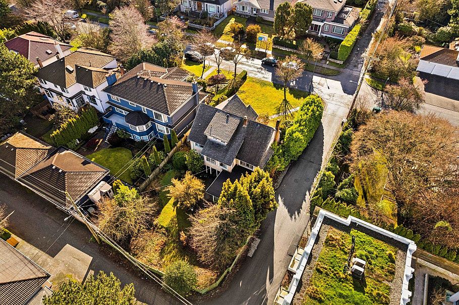 475 W 27th Avenue Vancouver, BC - 2