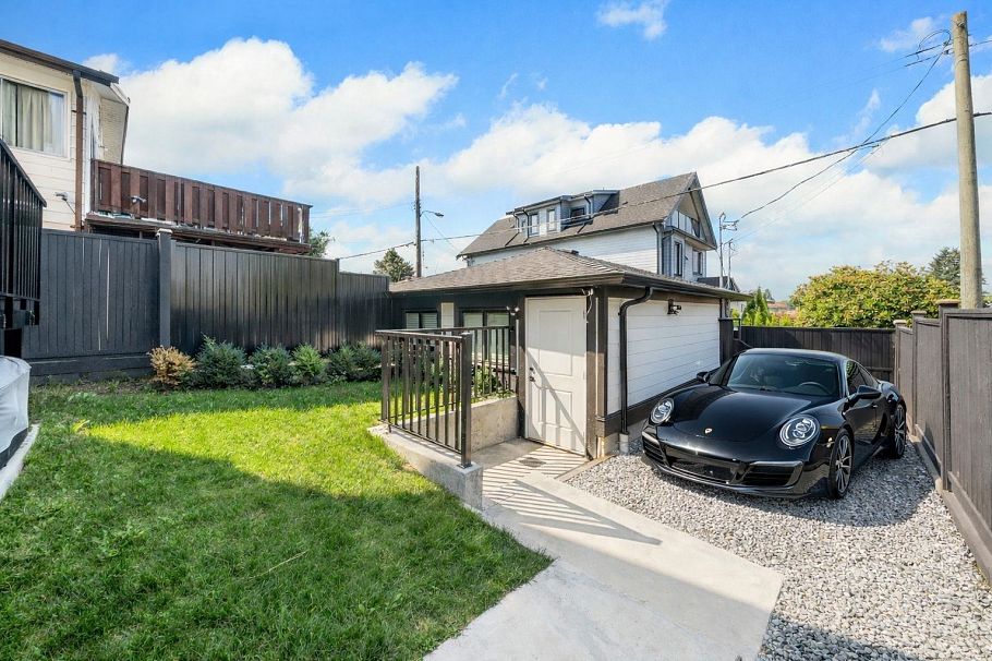 3192 E 23rd Avenue Vancouver, BC - 33