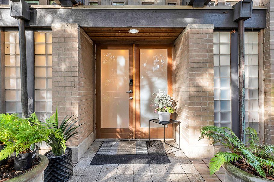 4 328 E 2nd Street North Vancouver, BC - 1