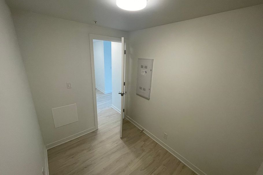 1604 1401 Hunter Street North Vancouver, BC - 16