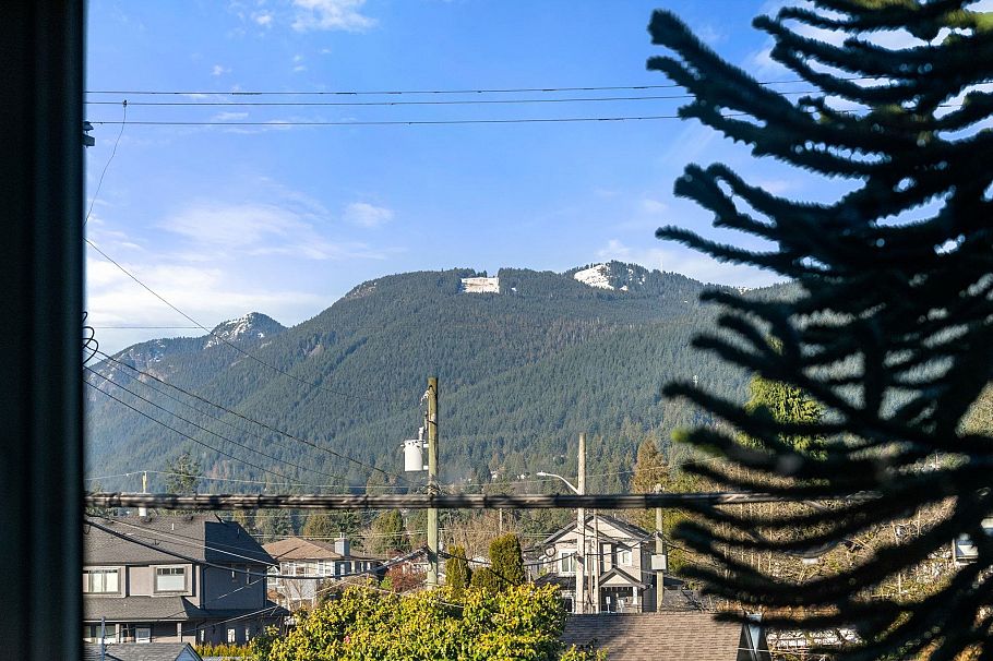 361 E 15th Street North Vancouver, BC - 21