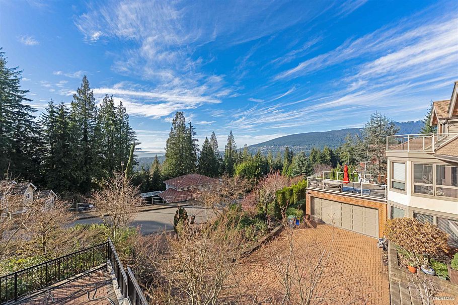 4989 Chalet Place North Vancouver, BC - 5