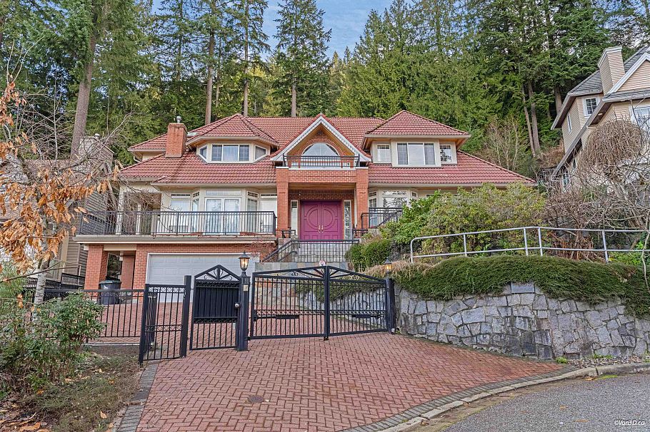 4989 Chalet Place North Vancouver, BC - 1