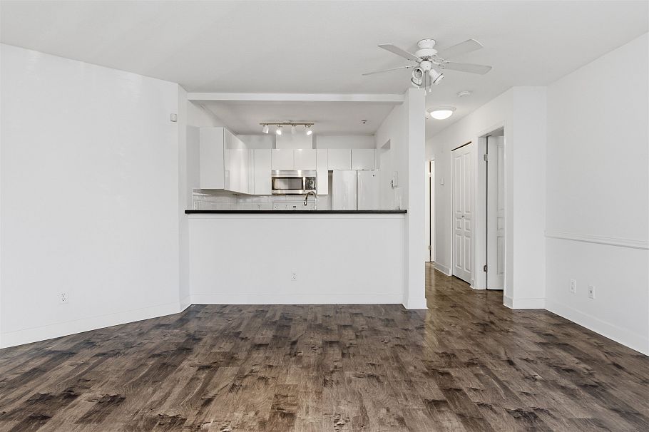 101 8460 Jellicoe Street Vancouver, BC - 9