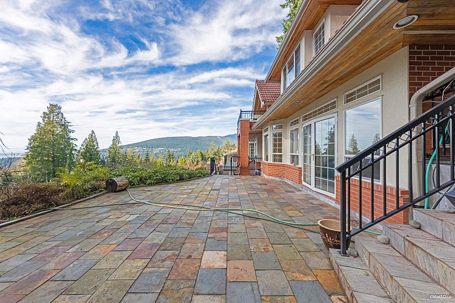 4989 Chalet Place North Vancouver, BC - 35