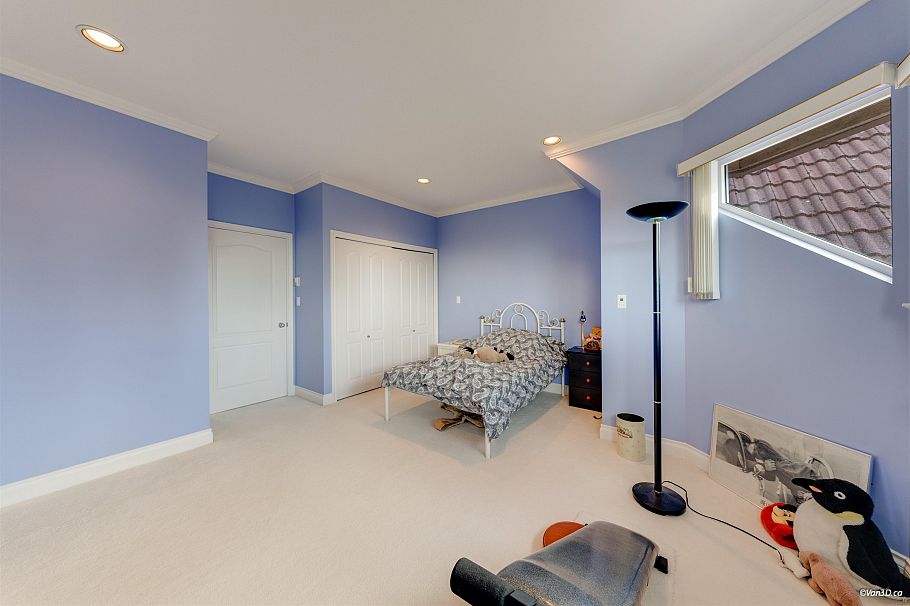 4989 Chalet Place North Vancouver, BC - 23