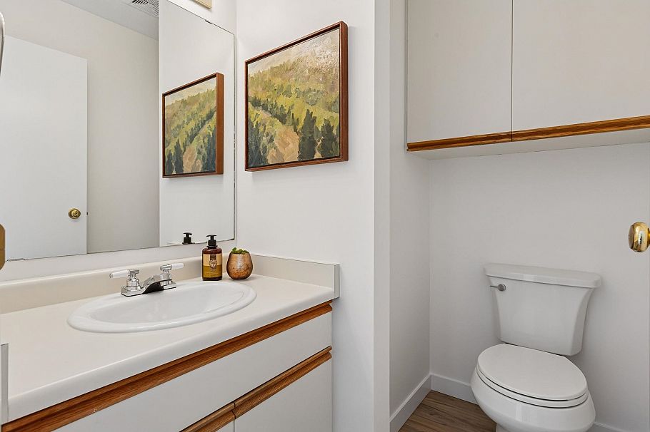 232 E 11th Street North Vancouver, BC - 9