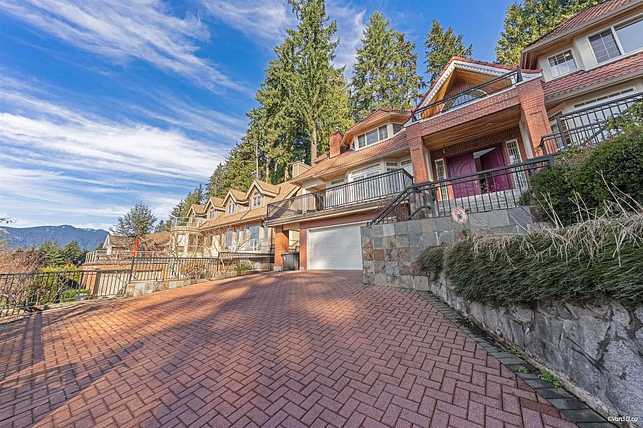 4989 Chalet Place North Vancouver, BC - 4