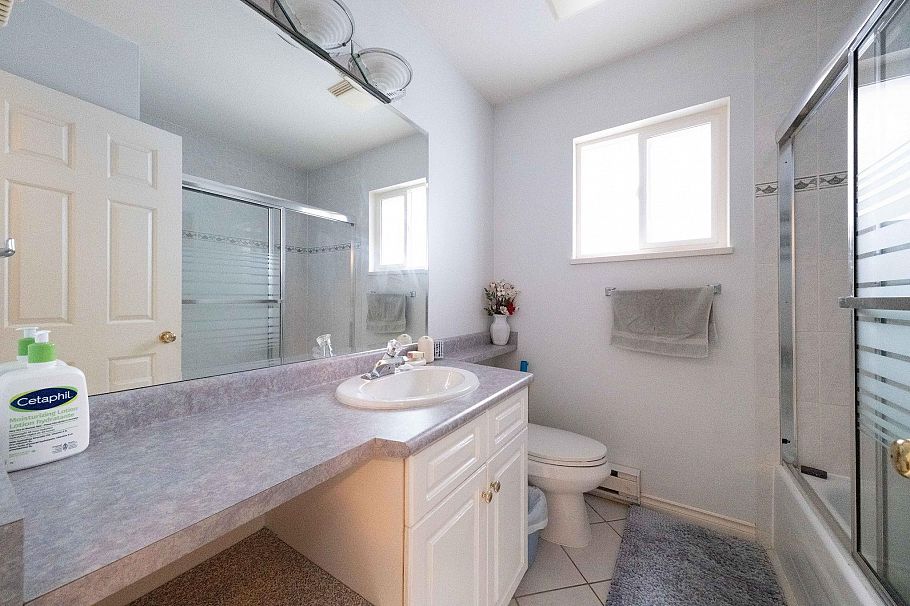 628 E 21st Street North Vancouver, BC - 21