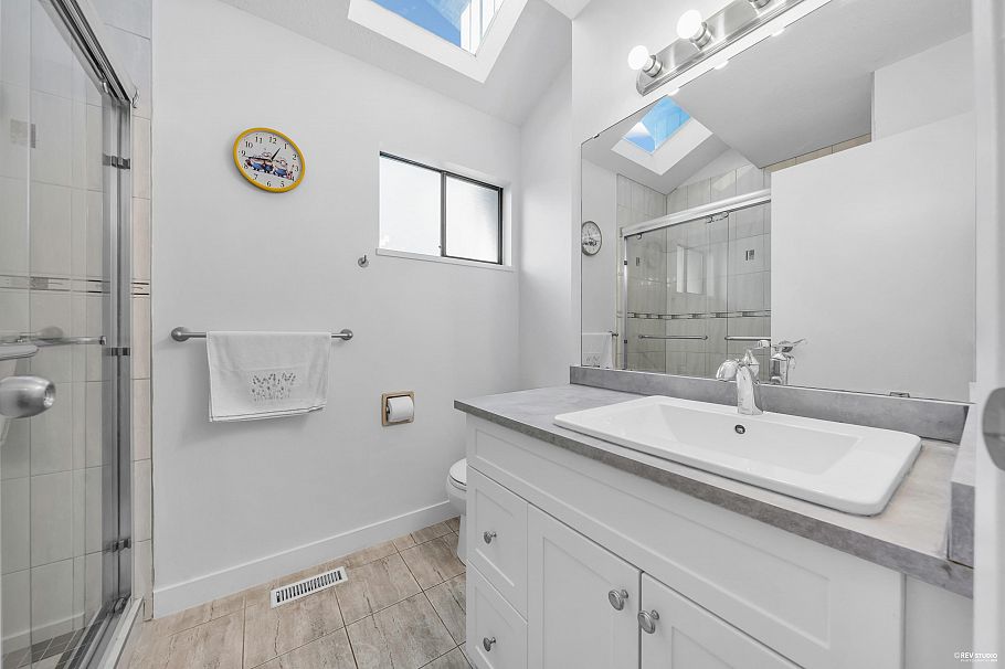 252 E 21st Street North Vancouver, BC - 32