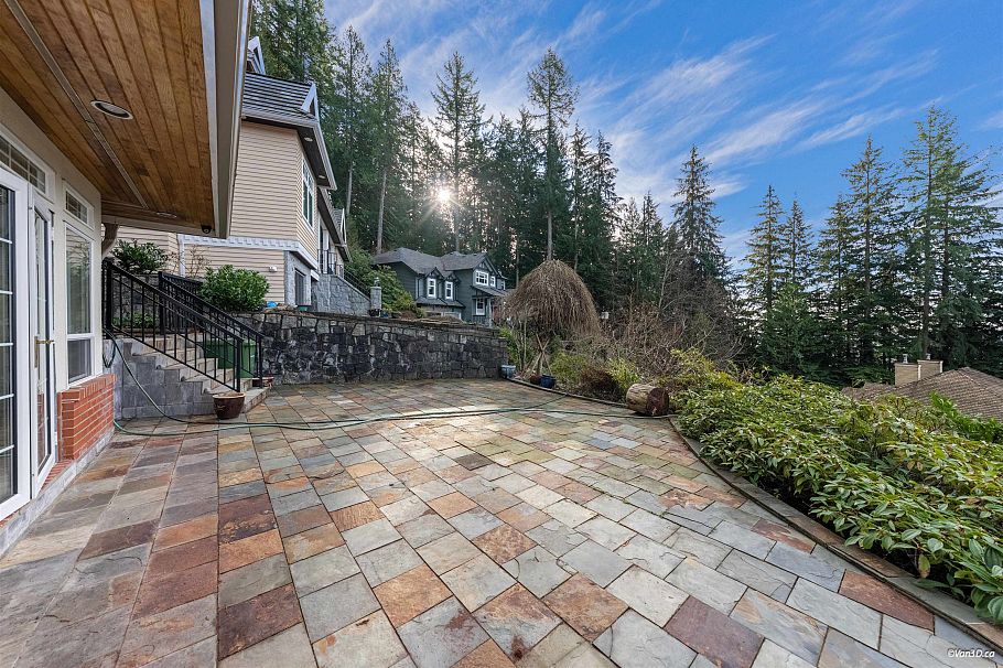 4989 Chalet Place North Vancouver, BC - 3