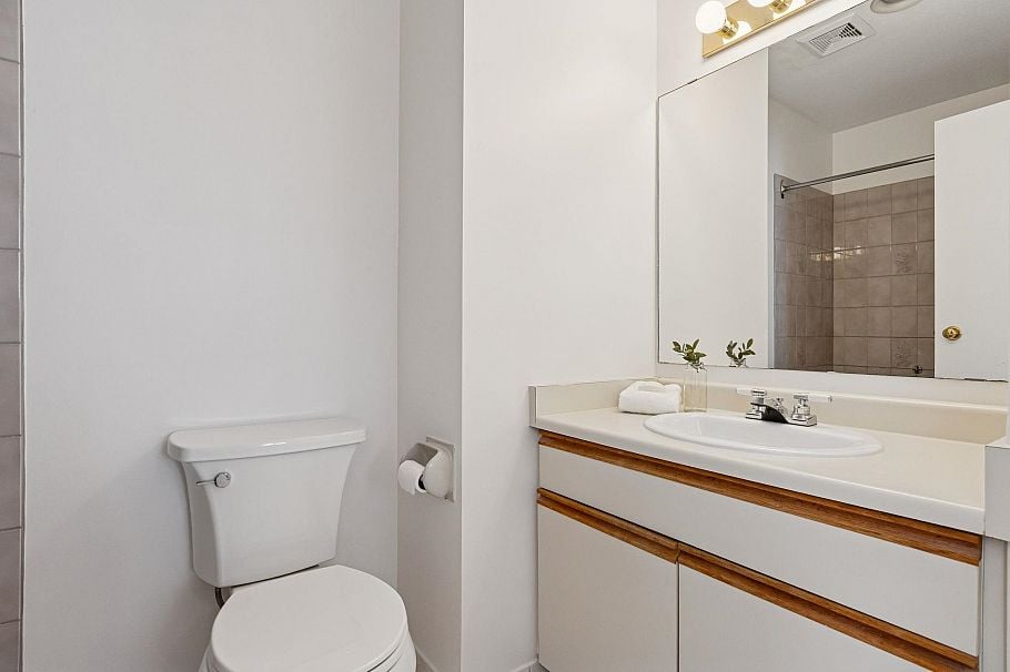 232 E 11th Street North Vancouver, BC - 18