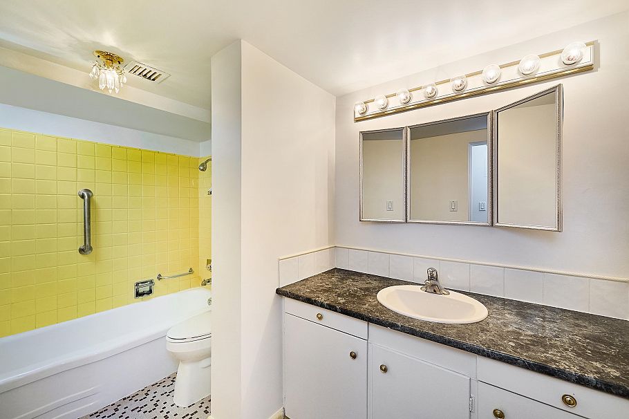 302 1315 Cardero Street Vancouver, BC - 17