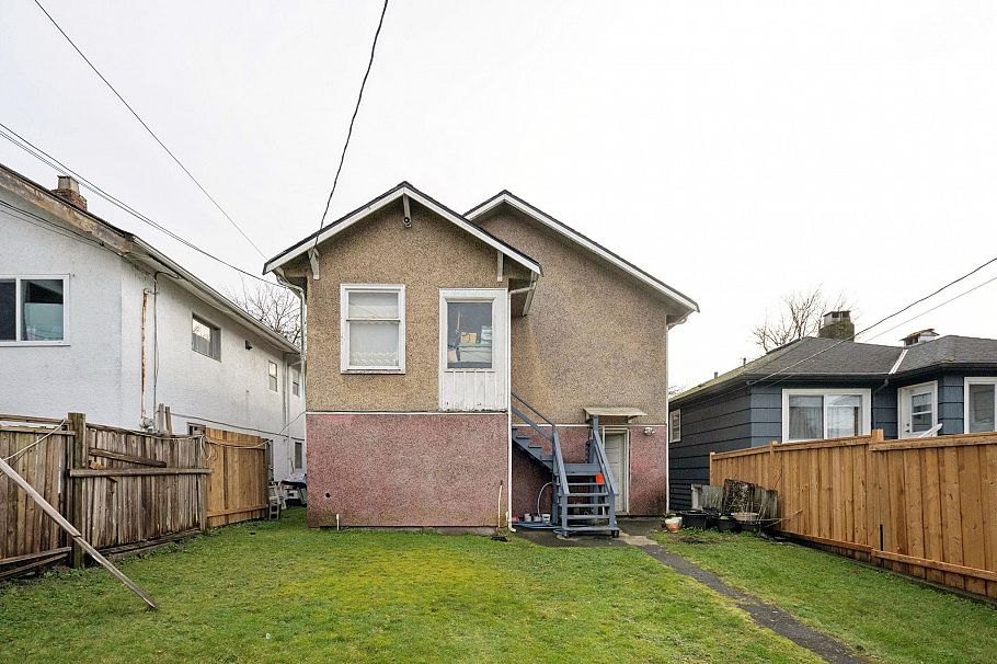 2541 Dundas Street Vancouver, BC - 2