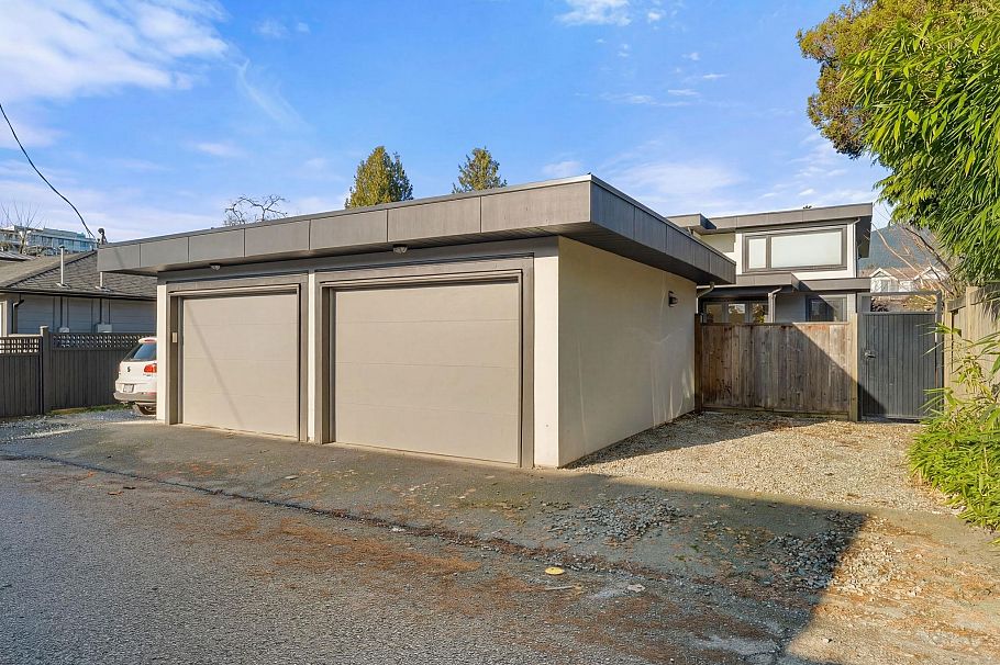 361 E 15th Street North Vancouver, BC - 36