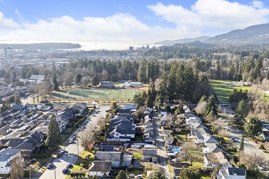 253 W 18th Street North Vancouver, BC - 28