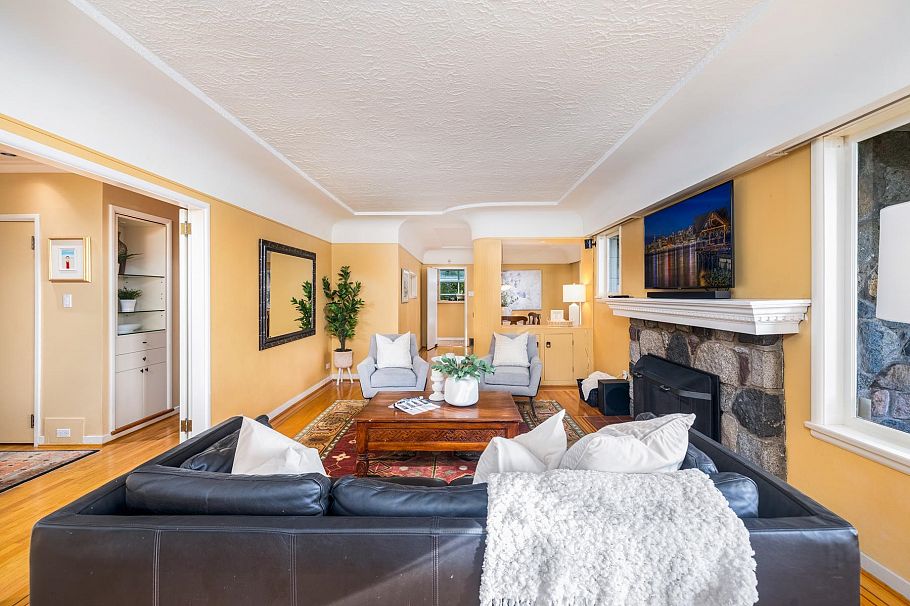 1090 W Keith Road North Vancouver, BC - 9