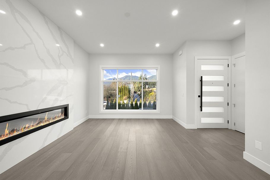 253 W 18th Street North Vancouver, BC - 3