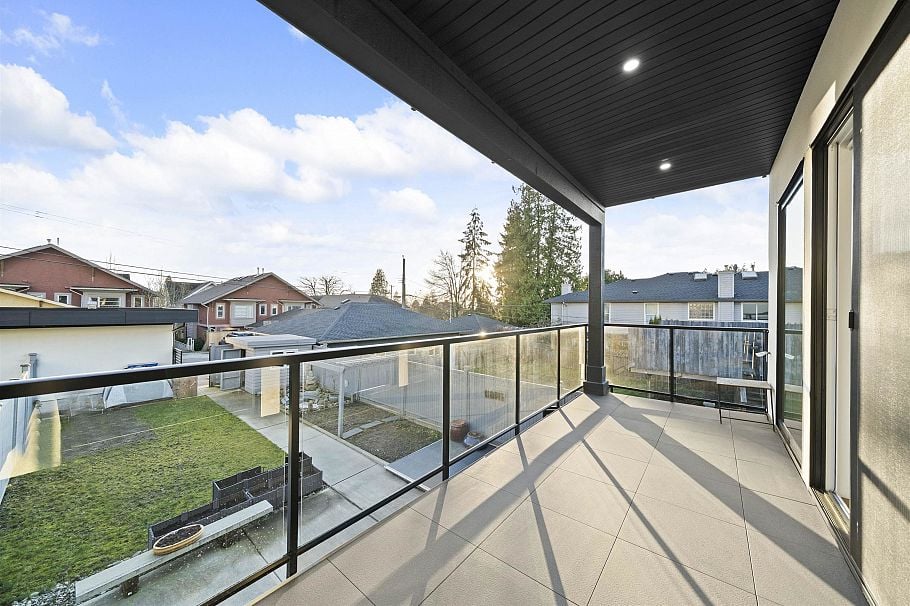 253 W 18th Street North Vancouver, BC - 9