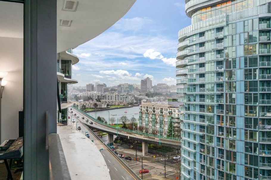 1517 68 Smithe Street Vancouver, BC - 1