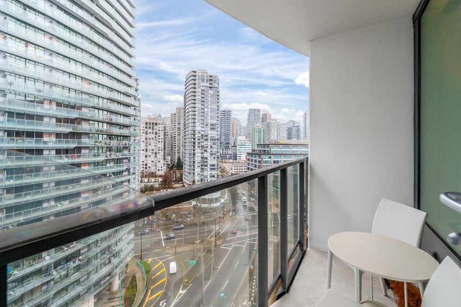 1517 68 Smithe Street Vancouver, BC - 3