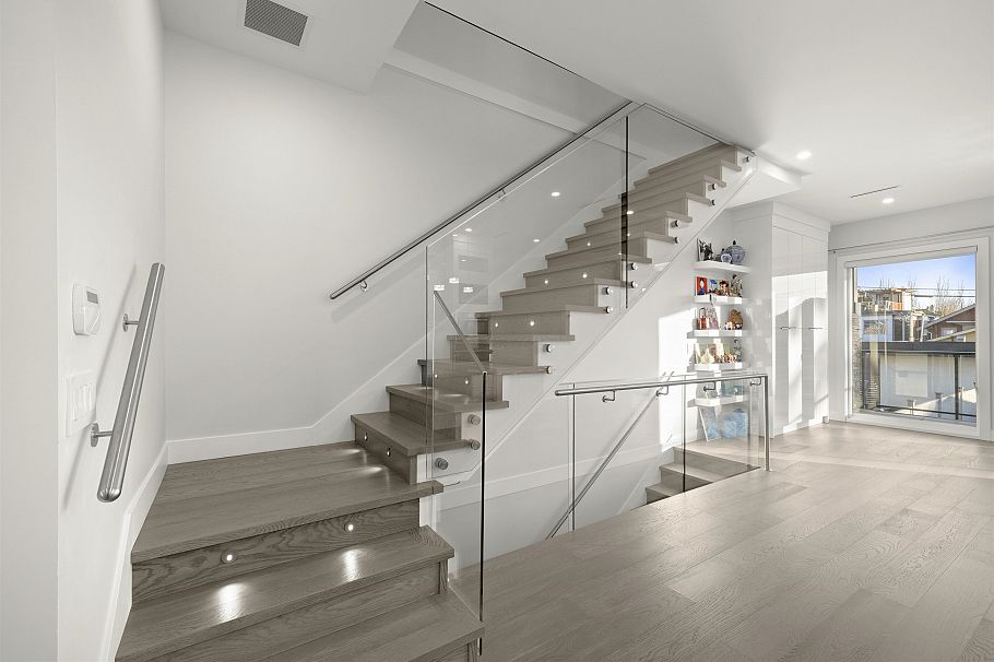 253 W 18th Street North Vancouver, BC - 11