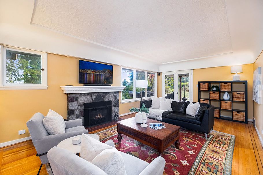 1090 W Keith Road North Vancouver, BC - 6