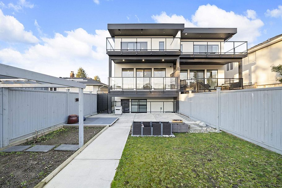 253 W 18th Street North Vancouver, BC - 25