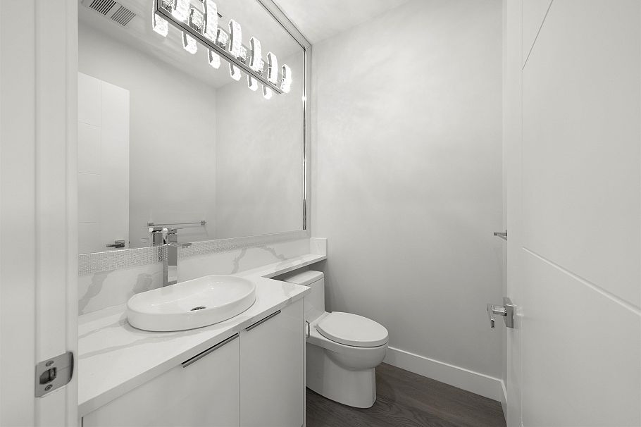 253 W 18th Street North Vancouver, BC - 10