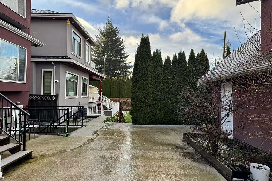 1435 E 30th Avenue Vancouver, BC - 3