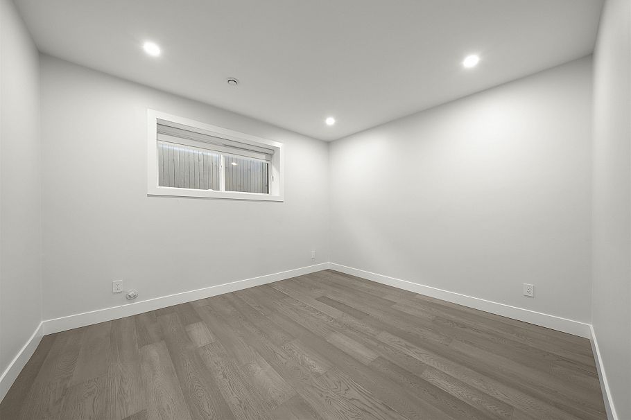 253 W 18th Street North Vancouver, BC - 21