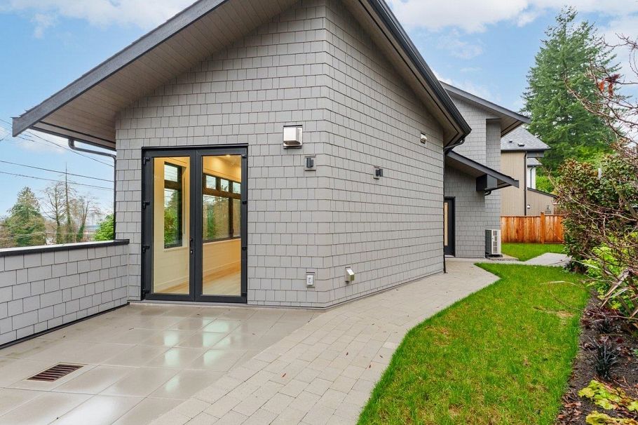 1123 E Keith Road North Vancouver, BC - 3