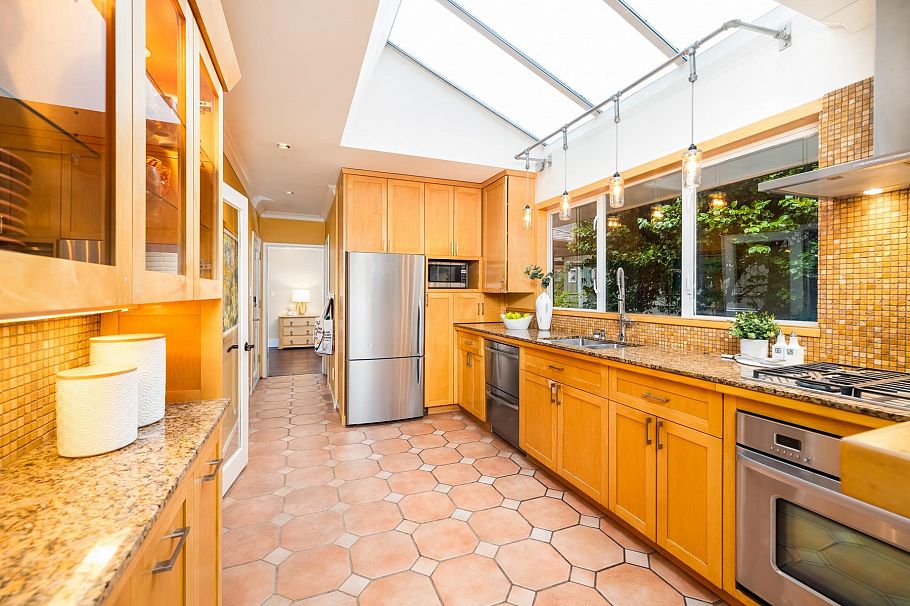 1090 W Keith Road North Vancouver, BC - 15