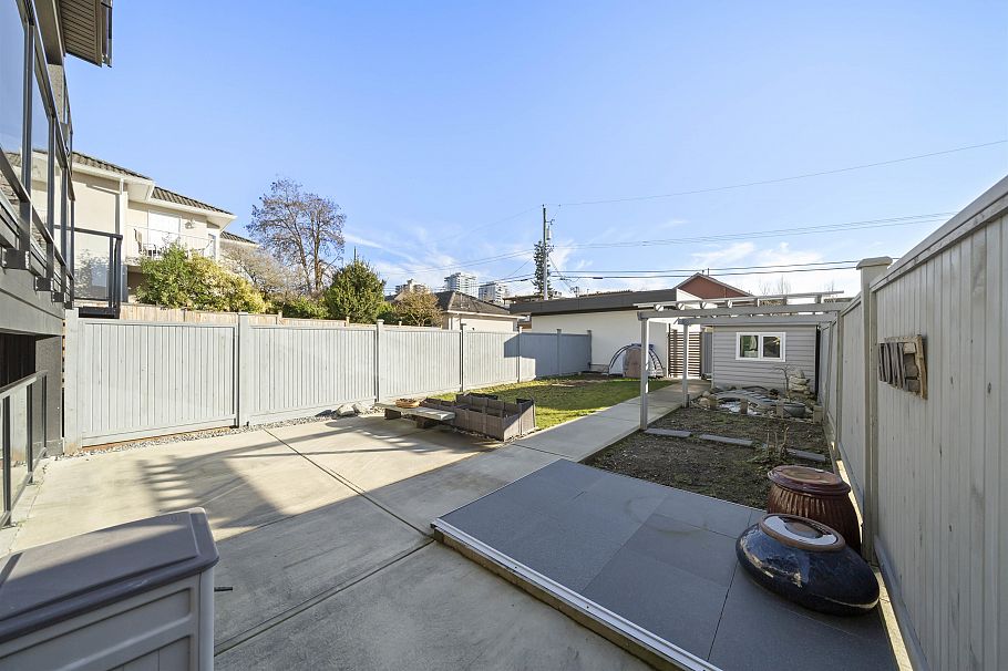 253 W 18th Street North Vancouver, BC - 23