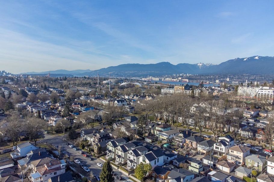 1 3547 E Georgia Street Vancouver, BC - 35