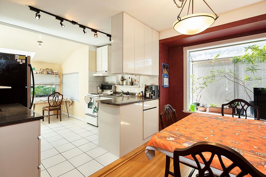 3136 W 11th Avenue Vancouver, BC - 9