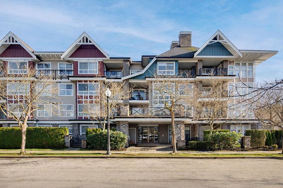 401 7088 Mont Royal Square Vancouver, BC - 1