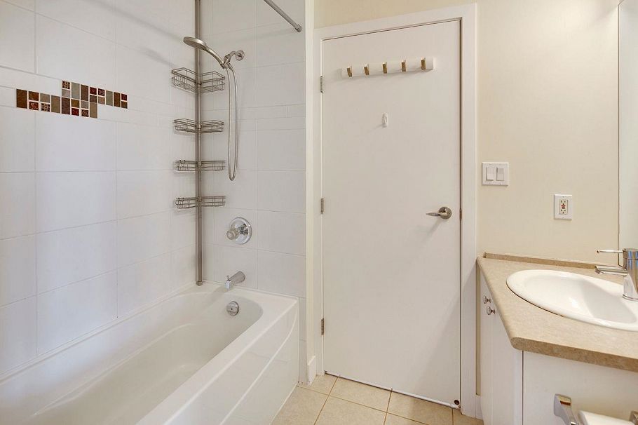 401 7088 Mont Royal Square Vancouver, BC - 16