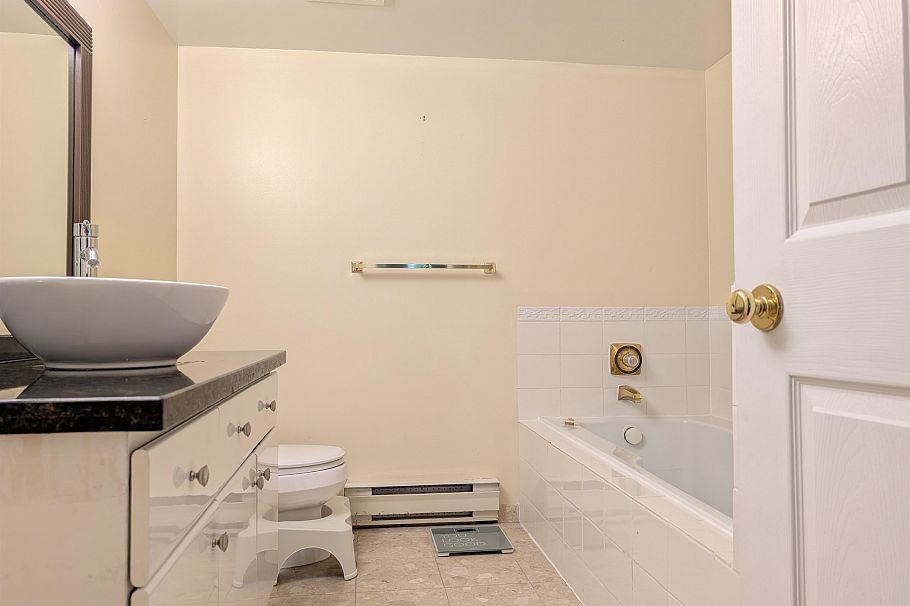 104 5880 Hampton Place Vancouver, BC - 11