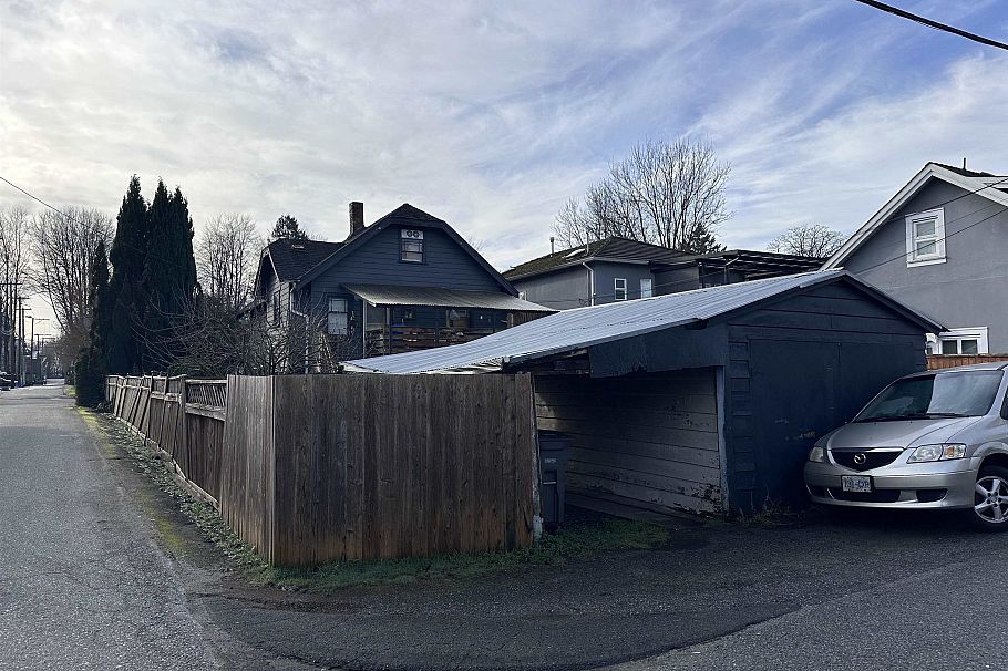 175 E 39th Avenue Vancouver, BC - 4